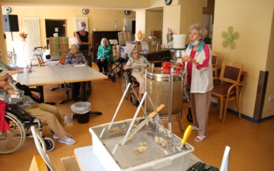 22.07.20 Unsere Senioren beim ersten Honig schleudern