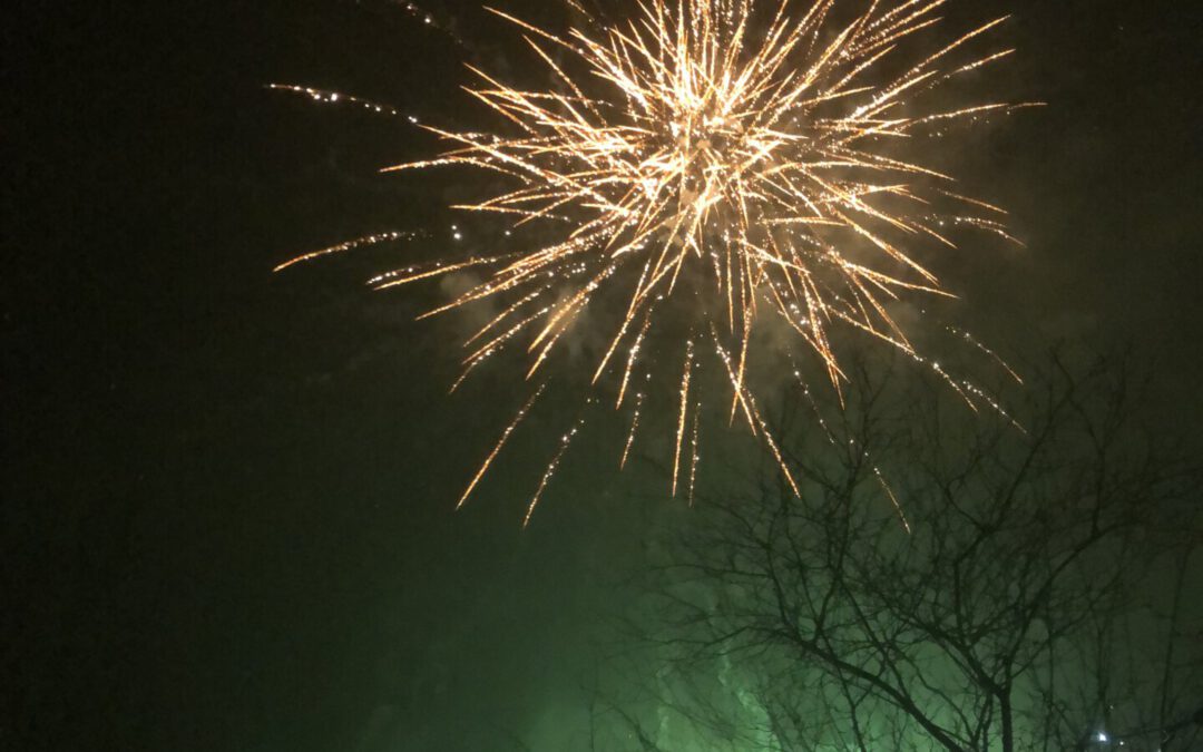 Feuerwerk mit Wünschen für einen guten Start ins Jahr 2021