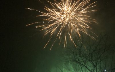 Feuerwerk mit Wünschen für einen guten Start ins Jahr 2021